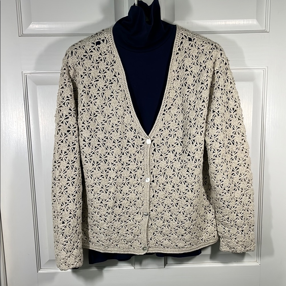 TravelSmith Women’s M L Cream V-Neck Crochet Sweater Mother-of-Pearl Buttons WOW